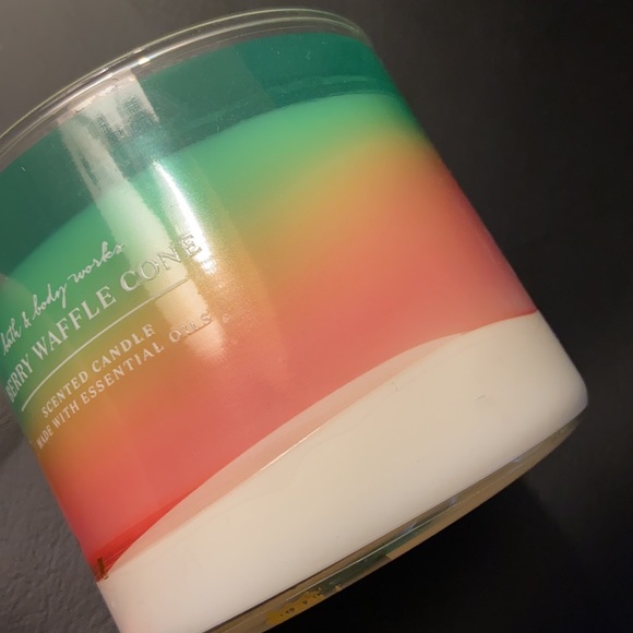NEW: BERRY WAFFLE CONE 3 Wick Candle Candle Bath & Body Works Summer Ice Cream - Picture 8 of 13